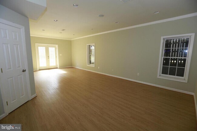Building Photo - 2339 Sandburg St