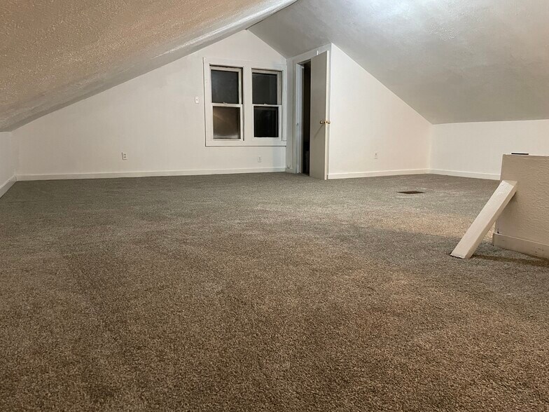 Renovated Huge 3rd Floor - New Carpet - 1331 Nelson St
