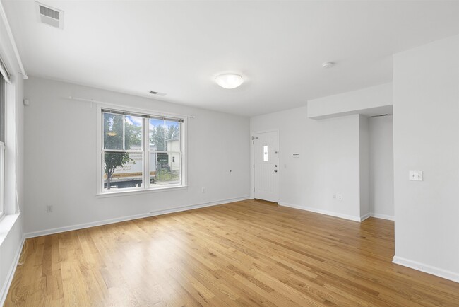 Building Photo - 437 Whiton St