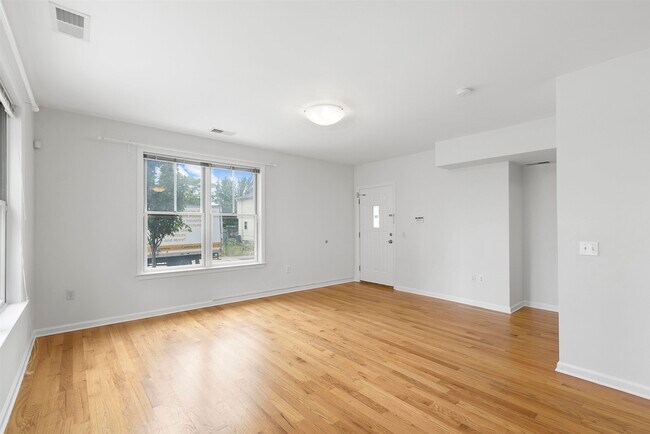 Building Photo - 443 Whiton St