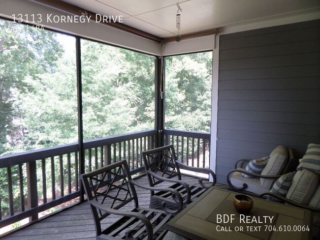 Building Photo - 13113 Kornegy Dr