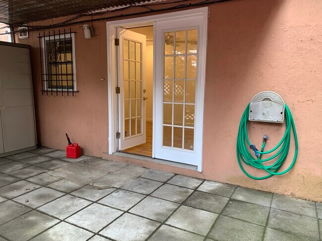 Building Photo - 2-24 Grand St