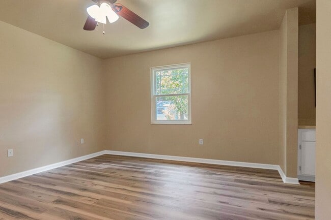 Building Photo - Charming 3BR Ranch Style Home on Quiet Cut...