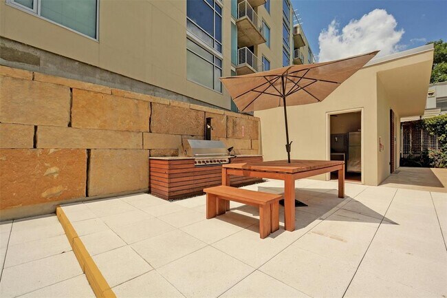 Building Photo - 210 Lee Barton Dr