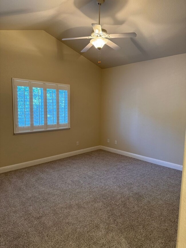 Building Photo - Lovely well cared for condo