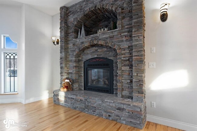 Building Photo - Gorgeous Palmer Home!