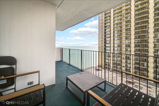 Building Photo - 6033 N Sheridan Rd