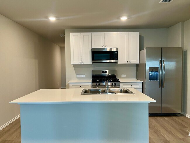 Building Photo - 5529 Rollins Dr