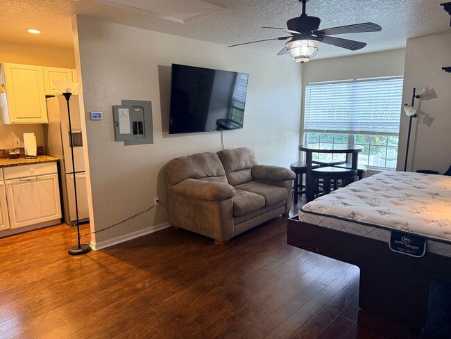 Primary Photo - Studio Garage Apartment 623b Mulberry, Cel...