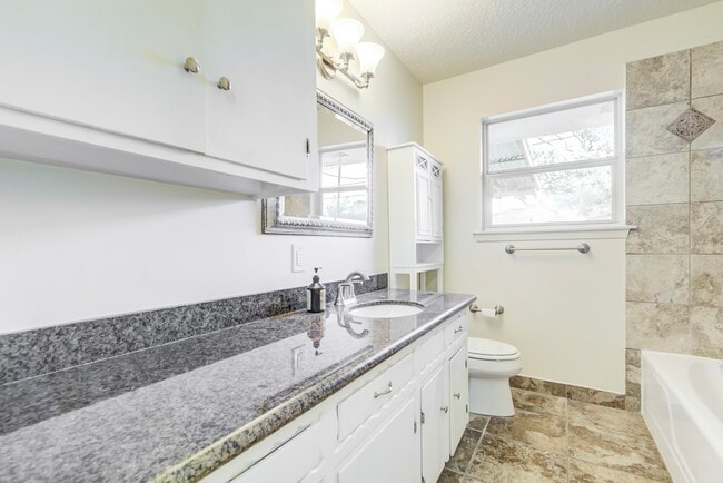 Building Photo - 3811 Bennett Dr