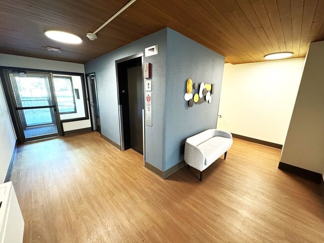 Building Photo - Cedarwood Condo For Rent! Underground Park...