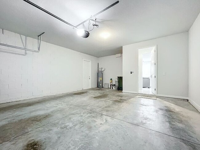 Building Photo - 5/3 Spacious Lake County Home