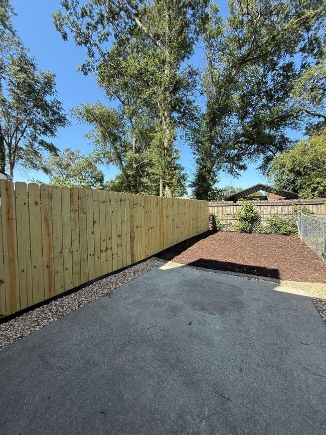 Building Photo - Move-In Ready 2BR/1.5BA Townhome with Wate...