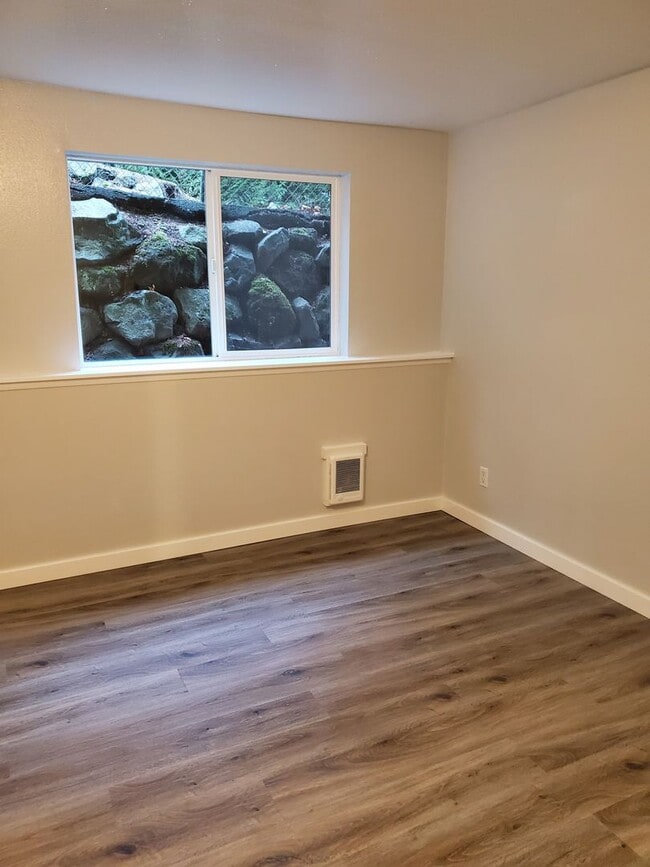 Building Photo - Cute 2 Bedroom 1 bath apartment in the heart of Silverdae