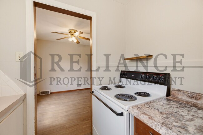 Building Photo - 374 N Hillcrest St