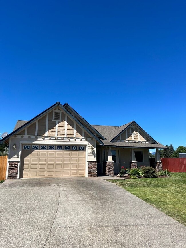 Building Photo - Modern 3 Bedroom Home