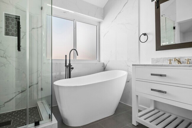 Building Photo - 6408 Back Bay Ln