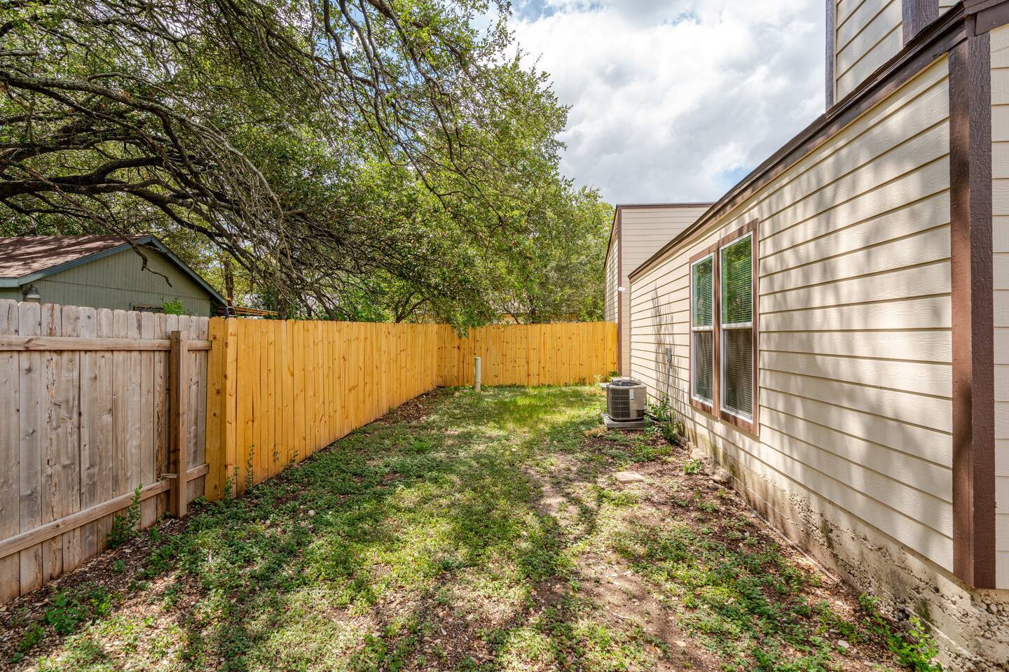 Huge backyard - 6307 Okner Ln