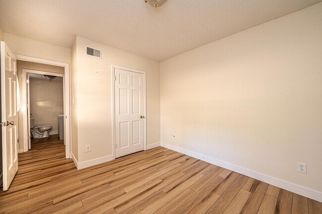 Building Photo - 1058 18th Ave NW