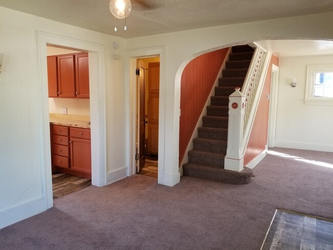 Building Photo - Updated 3 Bedroom House with 1st floor lau...