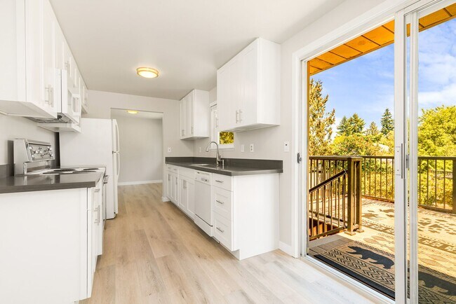 Building Photo - Crown Hill 3 Bedroom Daylight Basement Home