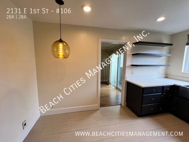 Building Photo - Condo located One Block from the Beach wit...