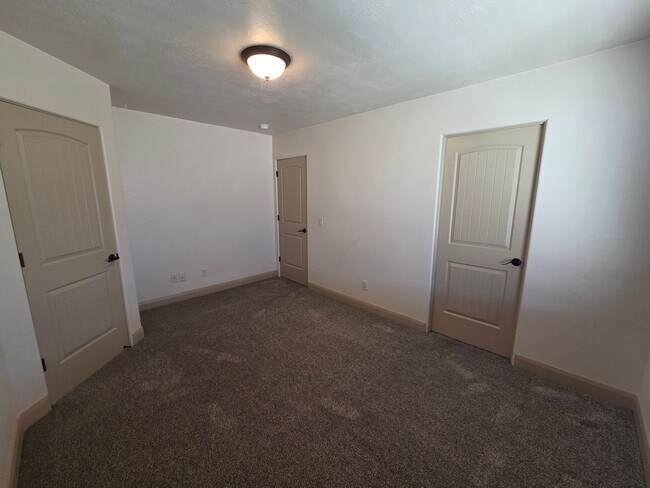 Building Photo - Shadow Ridge 3 Bedroom