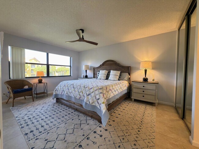 Building Photo - 700 Uno Lago Dr