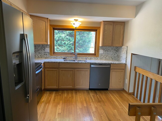 Building Photo - Wonderfully taken care of Tri Level Home w...