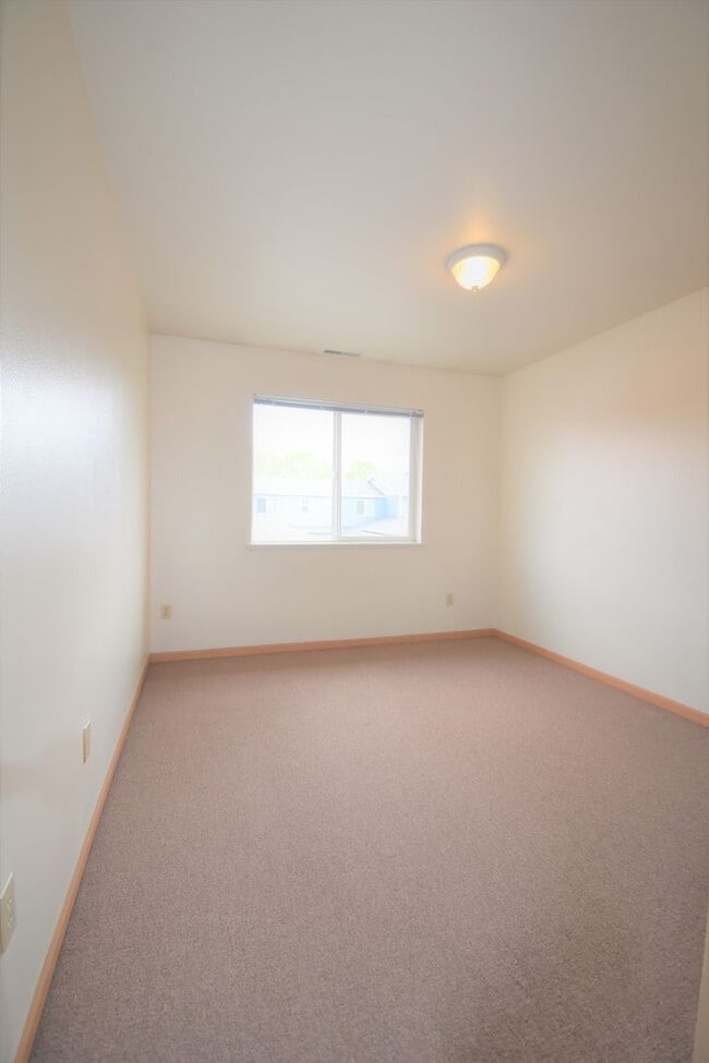 Building Photo - Centrally Located 3b 1.5ba Townhouse with attached Garage and Patio!