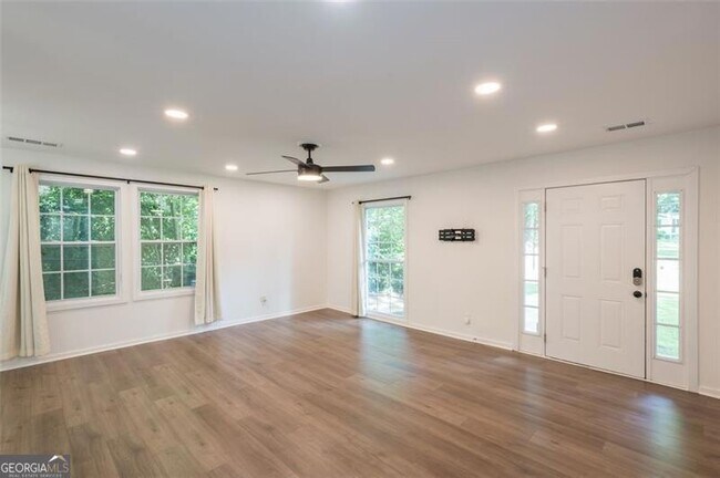 Building Photo - 83 Lucia Dr SE