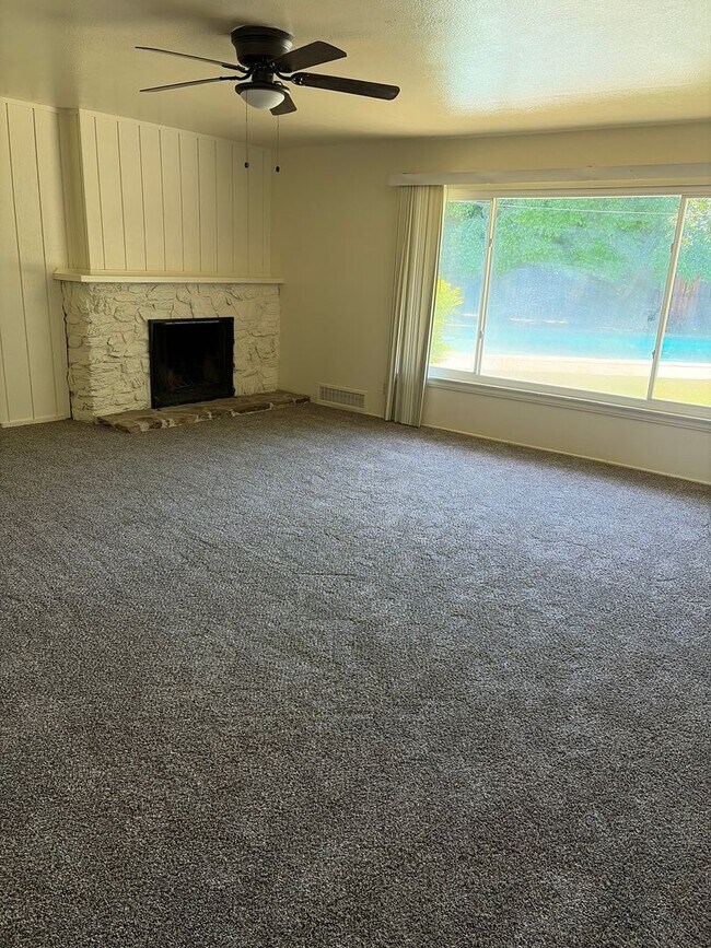 Building Photo - Contemporary Home with a pool near Bullard High School Fresno, CA