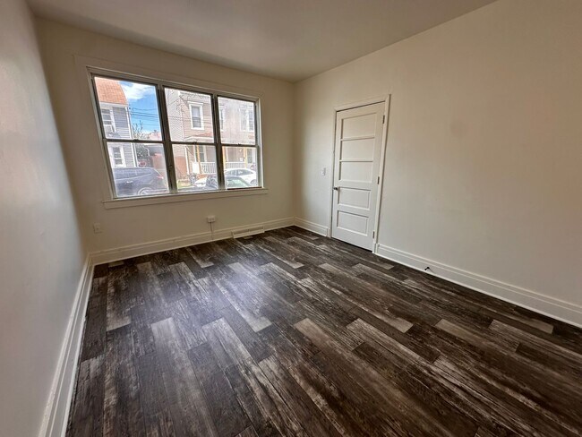Building Photo - 324 N 11th St