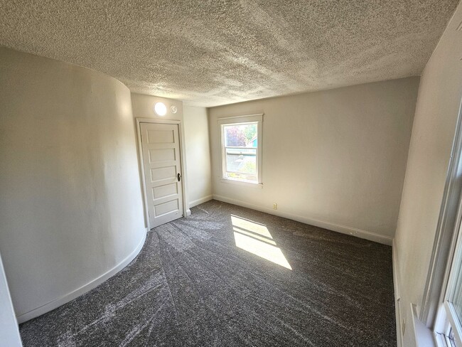 Building Photo - Irvington Triplex Townhome