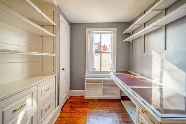 Building Photo - Historic Elegance in Old Town Alexandria