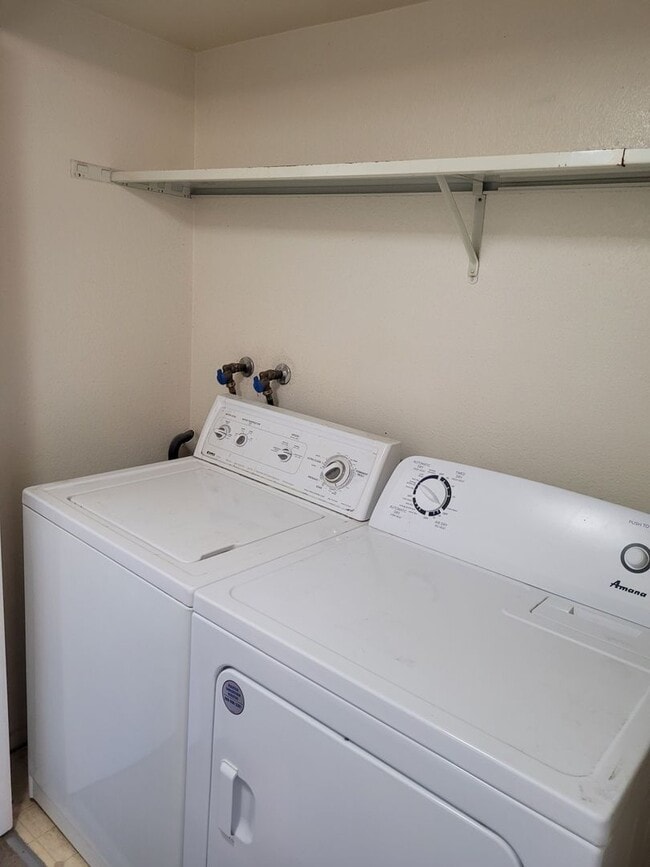 Building Photo - Affordable 2bed/2 bath Condo is Beautiful ...