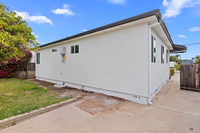 Building Photo - 4 bed main house!