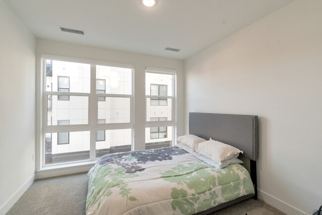 Building Photo - Modern Condo in Englewood with a view!
