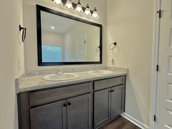 Building Photo - $500 RENT CREDIT | AVAILABLE NOW! (Pet Friendly)