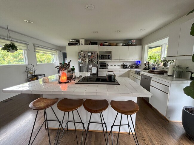 Building Photo - Spacious 4-Bedroom Home with Lush Landscap...