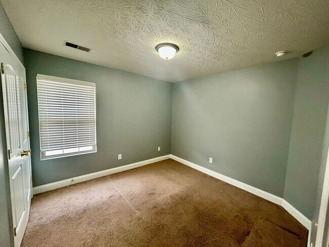 Building Photo - Large 4 Bed, 2.5 bath in Lexington!