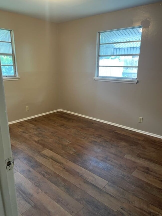 Building Photo - 411 Lindenwood Dr