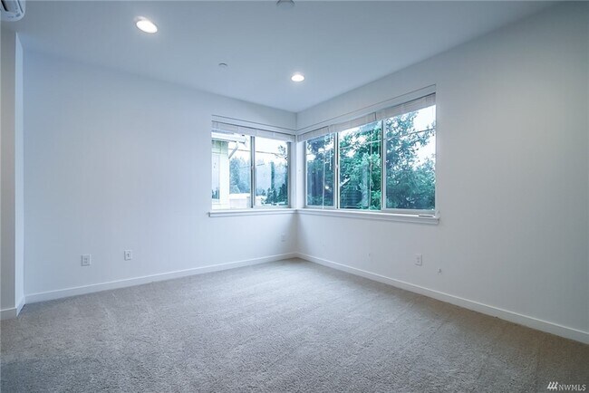 Building Photo - 15723 NE 14th Ter