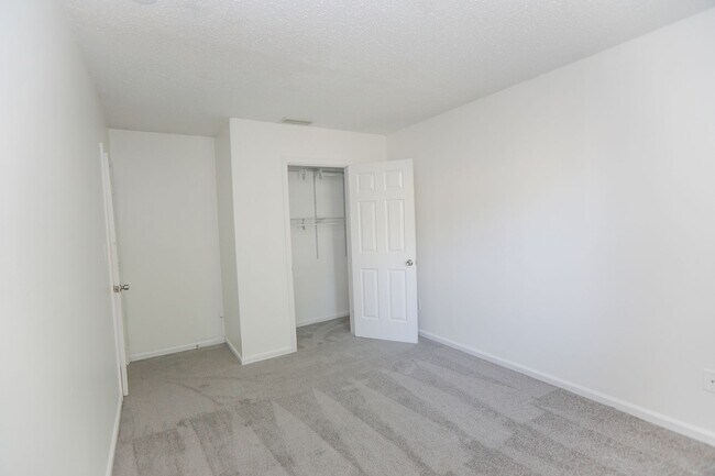 Building Photo - "Charming Kempsville Lake Townhome – Great Amenities & Location!"