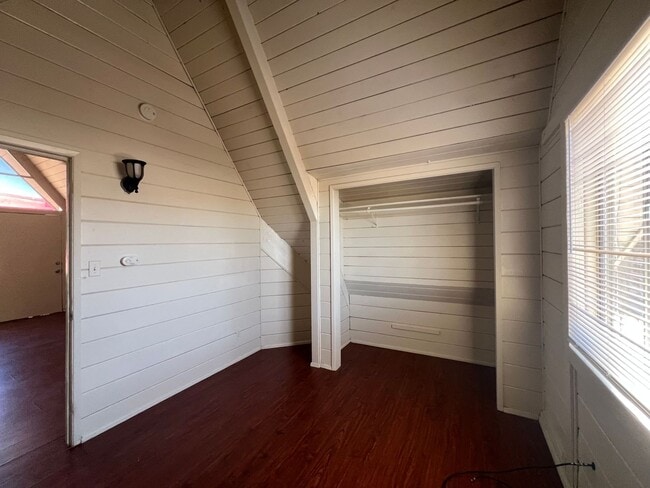 Building Photo - Cozy 1 Bedroom Apartment Located Near Free...