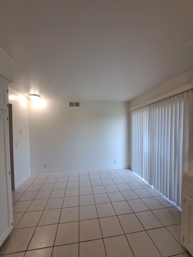 Building Photo - 132-6 Dayton