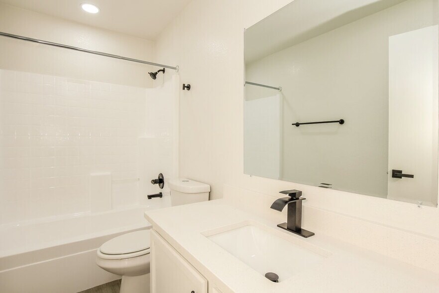 Building Photo - 15915 W Tasha Dr