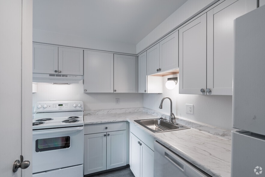 2BR, 1BA - 980SF - Kitchen - Bluffs at Evergreen