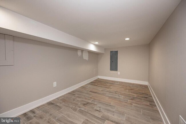 Building Photo - 1443 N Hollywood St