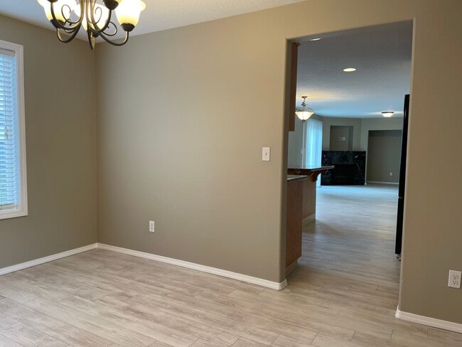 Building Photo - HALF MONTH FREE OF RENT Spacious 5 Bedroom Home! Granite Counters! Pet friendly! Tons of Room for...